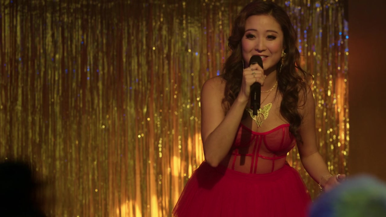 Emily_in_Paris_S01E08_Family_Affair_720p_NF_WEB-DL_DDP5_1_x264-BTN_0751.jpg