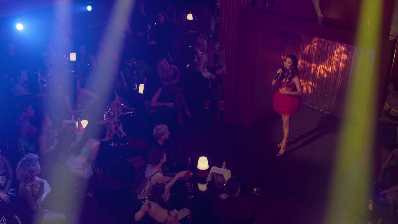Emily_in_Paris_S01E08_Family_Affair_720p_NF_WEB-DL_DDP5_1_x264-BTN_0758.jpg