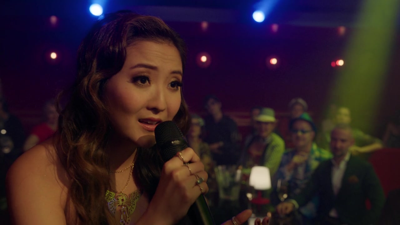 Emily_in_Paris_S01E08_Family_Affair_720p_NF_WEB-DL_DDP5_1_x264-BTN_0767.jpg