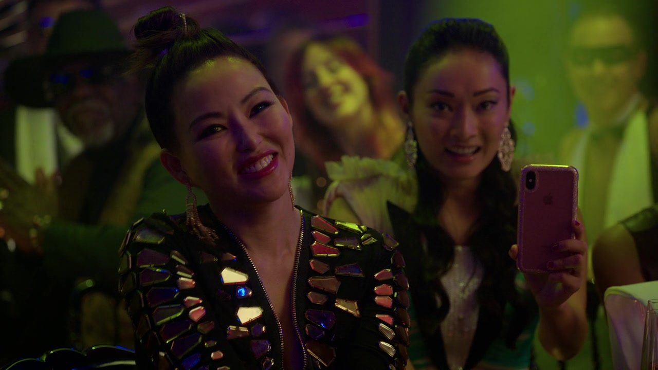 Emily_in_Paris_S01E08_Family_Affair_720p_NF_WEB-DL_DDP5_1_x264-BTN_0775.jpg
