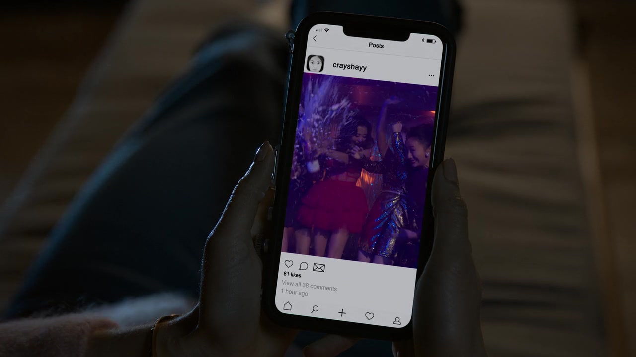 Emily_in_Paris_S01E08_Family_Affair_720p_NF_WEB-DL_DDP5_1_x264-BTN_0800.jpg