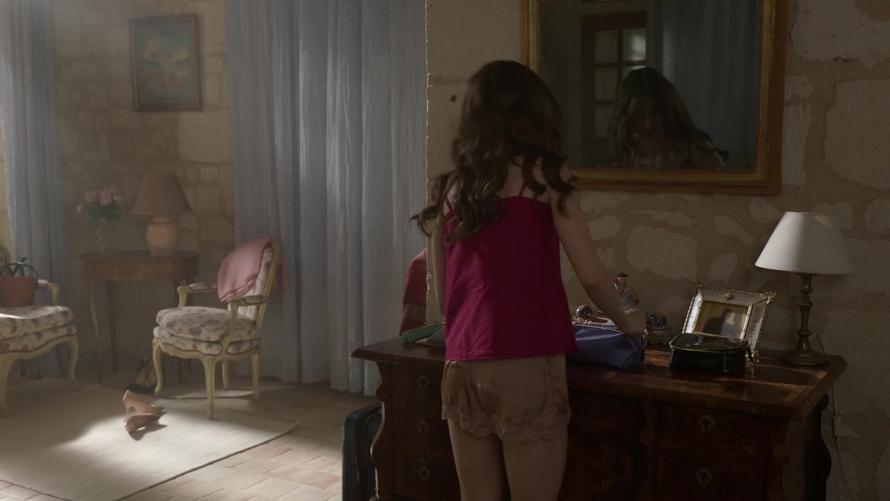 Emily_in_Paris_S01E08_Family_Affair_720p_NF_WEB-DL_DDP5_1_x264-BTN_0932.jpg