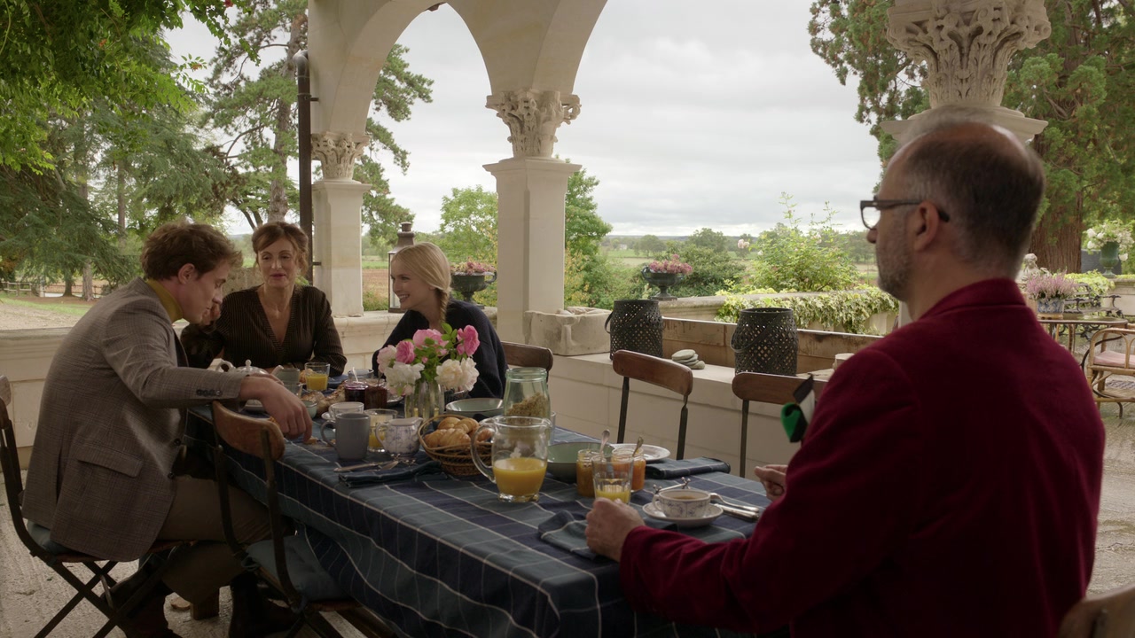 Emily_in_Paris_S01E08_Family_Affair_720p_NF_WEB-DL_DDP5_1_x264-BTN_0936.jpg