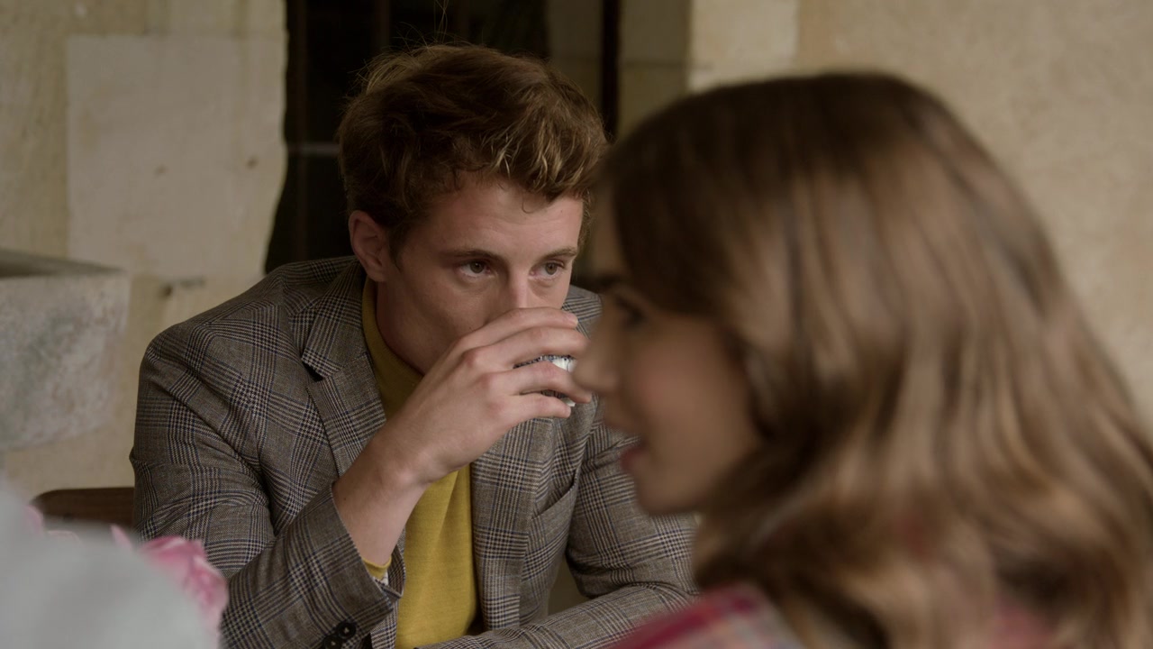 Emily_in_Paris_S01E08_Family_Affair_720p_NF_WEB-DL_DDP5_1_x264-BTN_0966.jpg