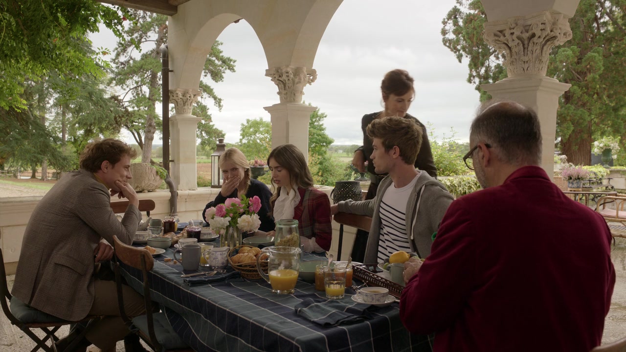 Emily_in_Paris_S01E08_Family_Affair_720p_NF_WEB-DL_DDP5_1_x264-BTN_0980.jpg