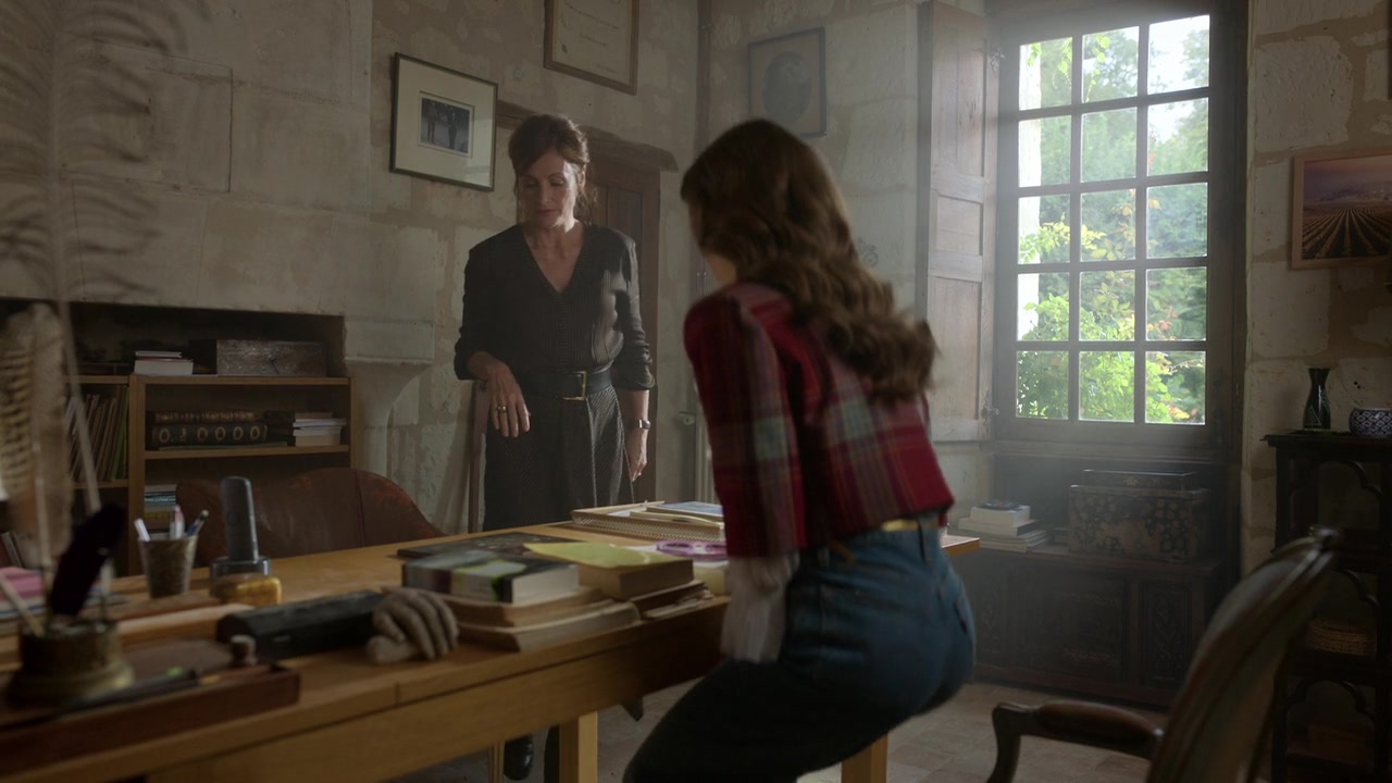 Emily_in_Paris_S01E08_Family_Affair_720p_NF_WEB-DL_DDP5_1_x264-BTN_0989.jpg