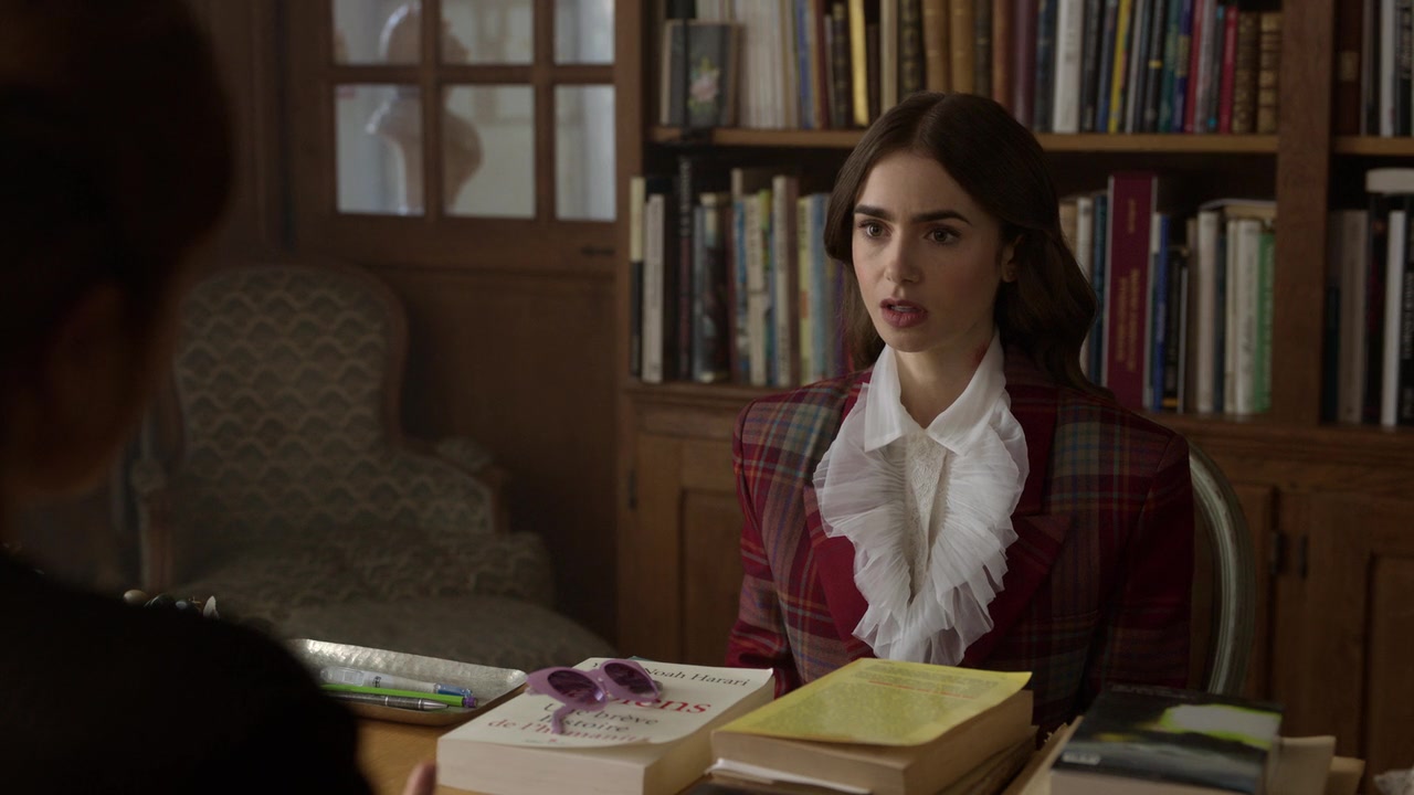 Emily_in_Paris_S01E08_Family_Affair_720p_NF_WEB-DL_DDP5_1_x264-BTN_0993.jpg