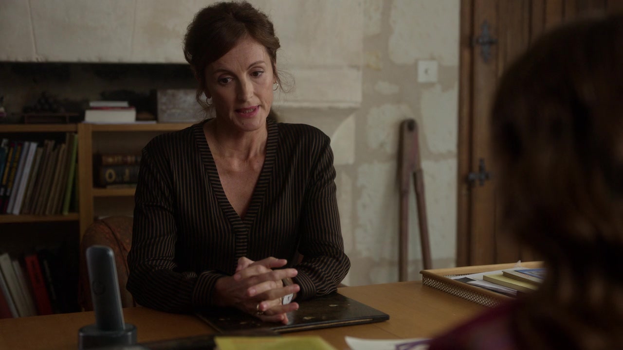 Emily_in_Paris_S01E08_Family_Affair_720p_NF_WEB-DL_DDP5_1_x264-BTN_0995.jpg