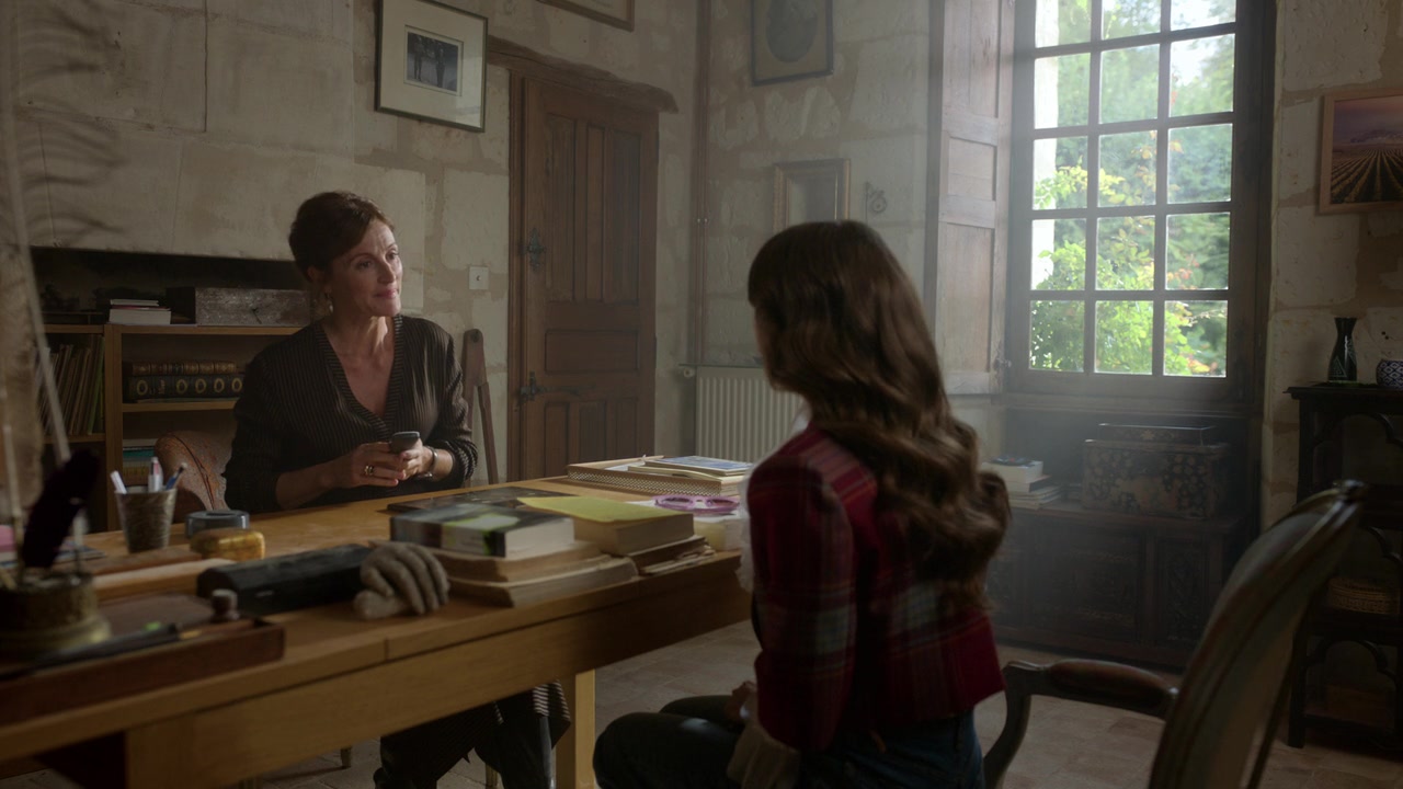 Emily_in_Paris_S01E08_Family_Affair_720p_NF_WEB-DL_DDP5_1_x264-BTN_1040.jpg