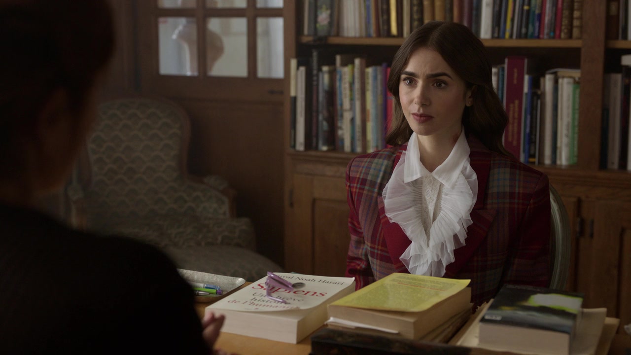 Emily_in_Paris_S01E08_Family_Affair_720p_NF_WEB-DL_DDP5_1_x264-BTN_1046.jpg
