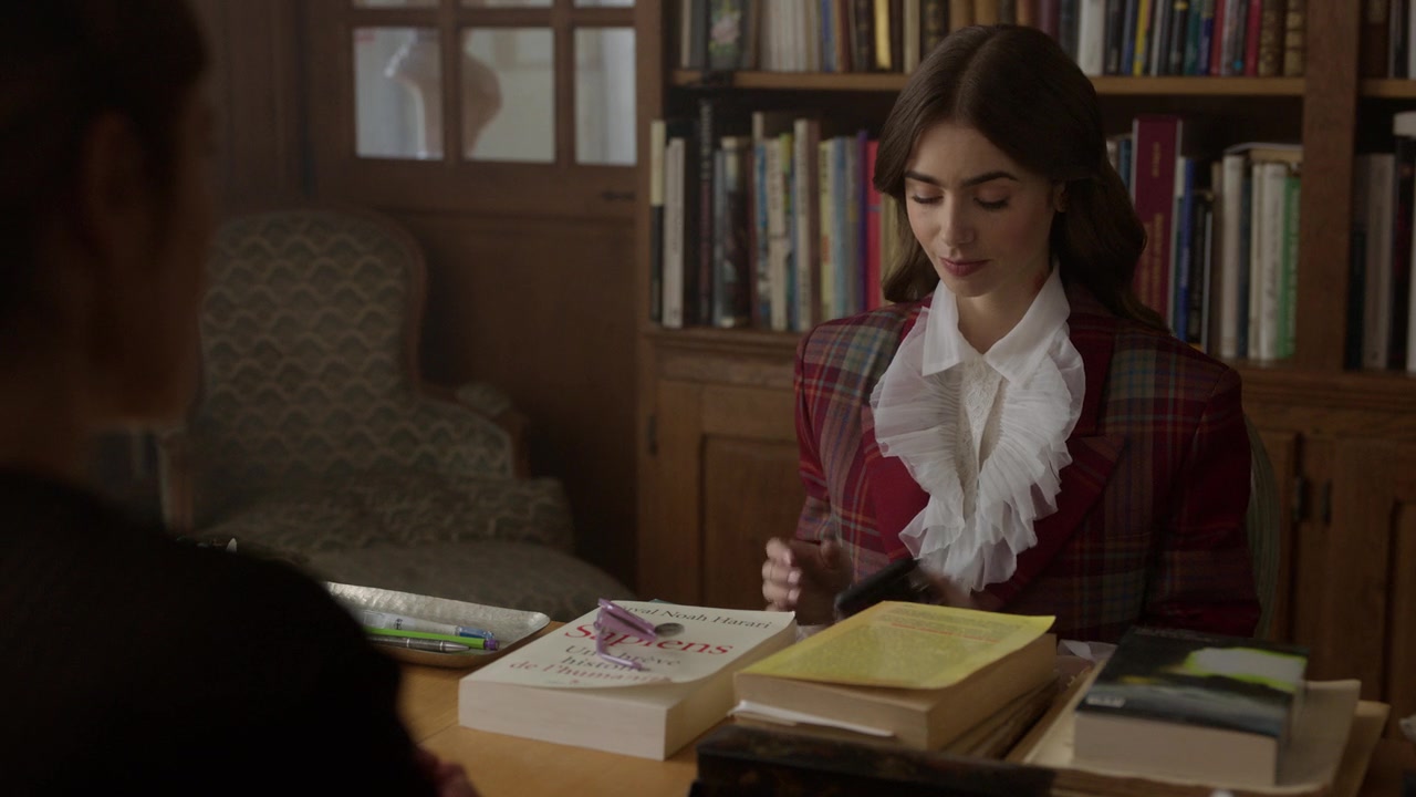 Emily_in_Paris_S01E08_Family_Affair_720p_NF_WEB-DL_DDP5_1_x264-BTN_1053.jpg
