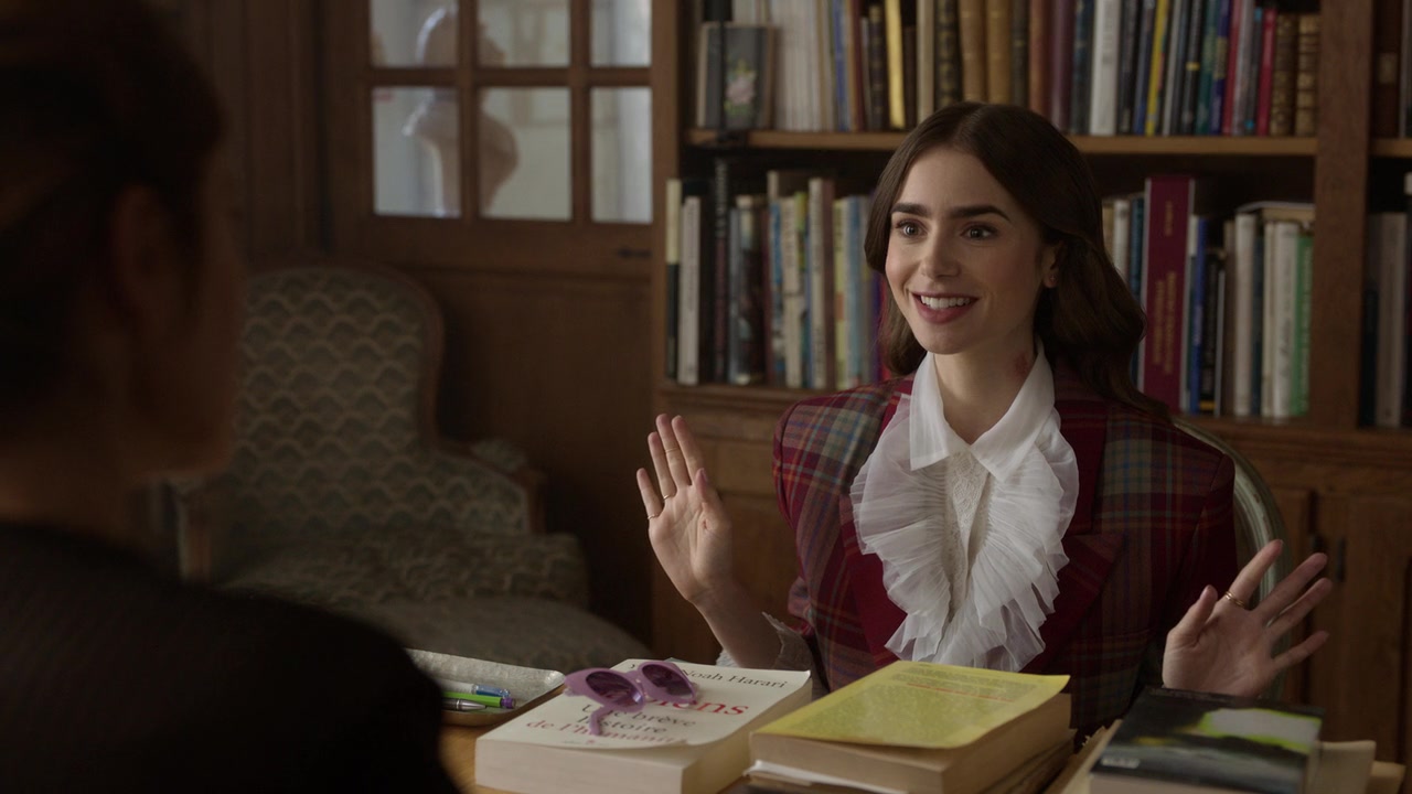 Emily_in_Paris_S01E08_Family_Affair_720p_NF_WEB-DL_DDP5_1_x264-BTN_1063.jpg