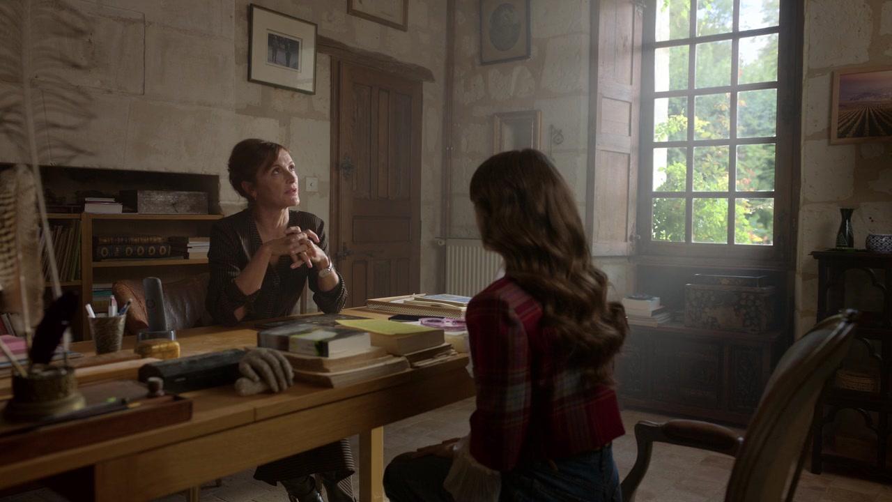 Emily_in_Paris_S01E08_Family_Affair_720p_NF_WEB-DL_DDP5_1_x264-BTN_1066.jpg