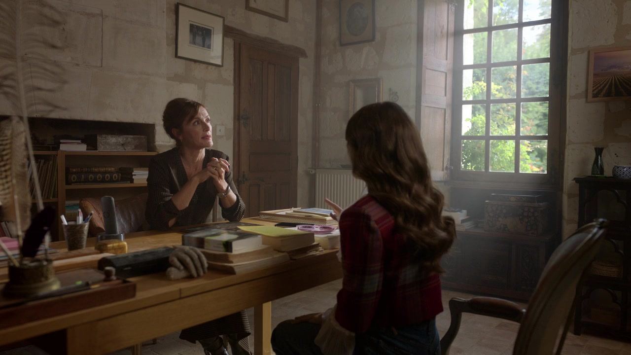 Emily_in_Paris_S01E08_Family_Affair_720p_NF_WEB-DL_DDP5_1_x264-BTN_1068.jpg