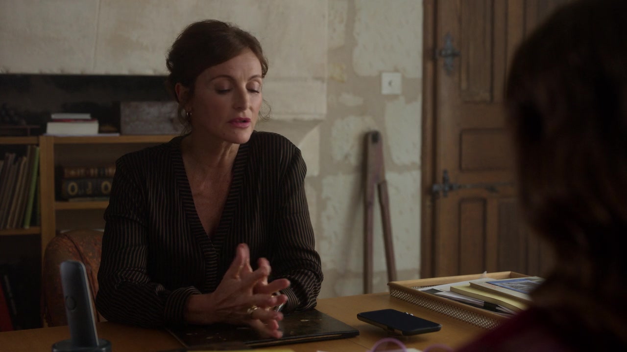 Emily_in_Paris_S01E08_Family_Affair_720p_NF_WEB-DL_DDP5_1_x264-BTN_1073.jpg