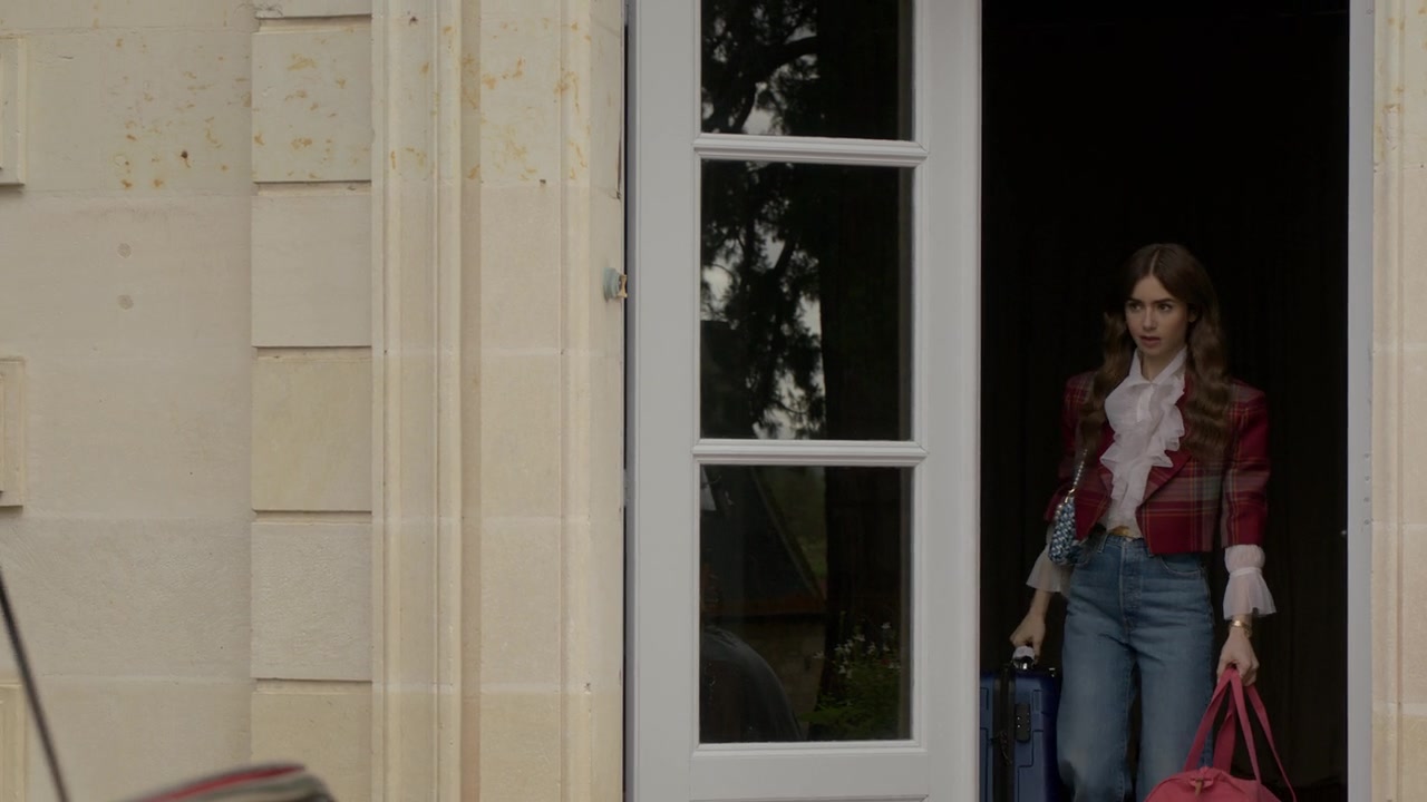 Emily_in_Paris_S01E08_Family_Affair_720p_NF_WEB-DL_DDP5_1_x264-BTN_1087.jpg