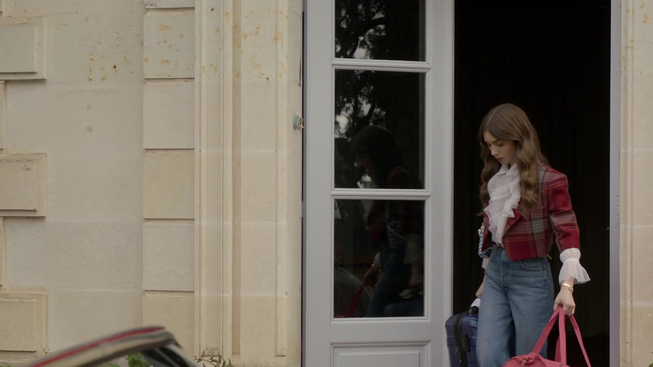 Emily_in_Paris_S01E08_Family_Affair_720p_NF_WEB-DL_DDP5_1_x264-BTN_1088.jpg