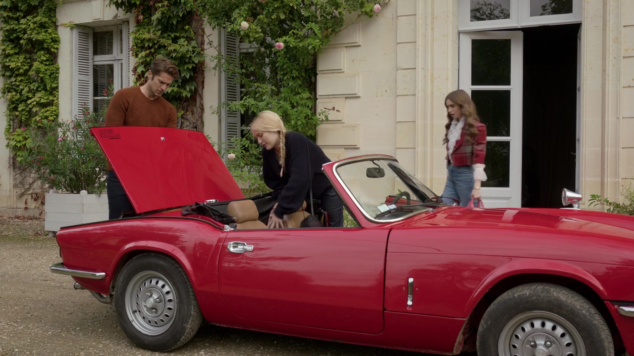 Emily_in_Paris_S01E08_Family_Affair_720p_NF_WEB-DL_DDP5_1_x264-BTN_1090.jpg