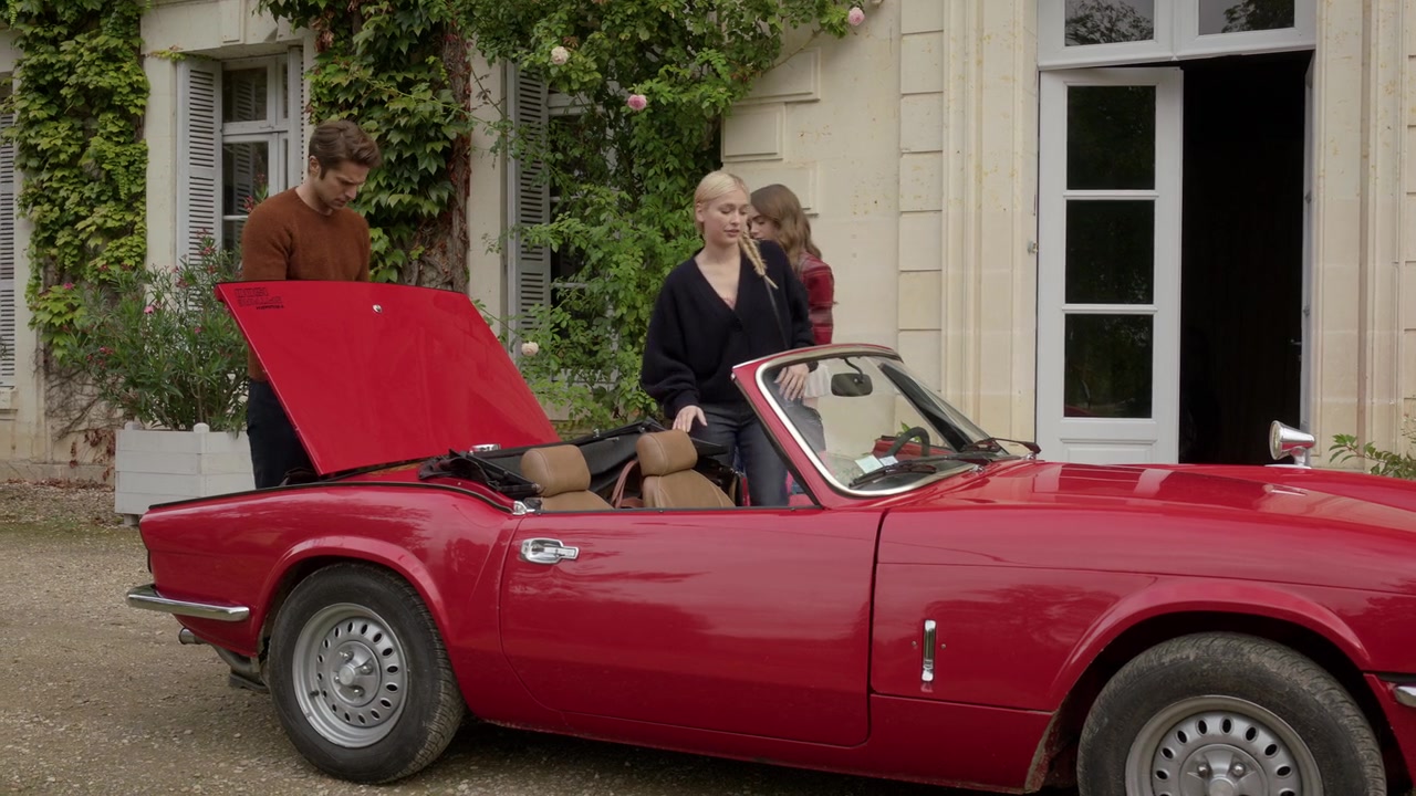 Emily_in_Paris_S01E08_Family_Affair_720p_NF_WEB-DL_DDP5_1_x264-BTN_1091.jpg