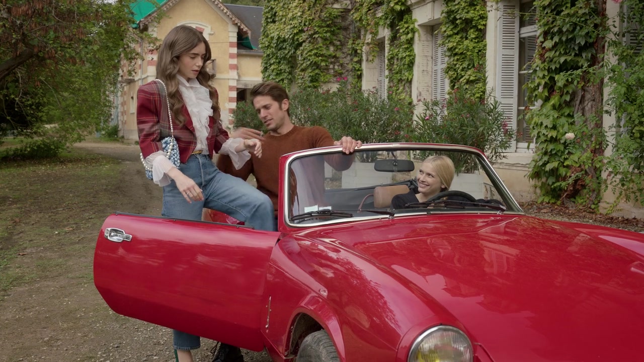 Emily_in_Paris_S01E08_Family_Affair_720p_NF_WEB-DL_DDP5_1_x264-BTN_1111.jpg