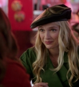 Emily_in_Paris_S01E08_Family_Affair_720p_NF_WEB-DL_DDP5_1_x264-BTN_0146.jpg