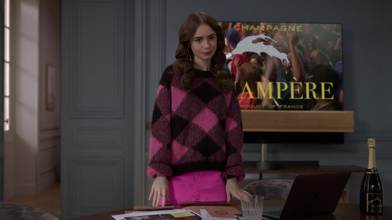 Emily_in_Paris_S01E09_An_American_Auction_in_Paris_720p_NF_WEB-DL_DDP5_1_x264-BTN_0027.jpg