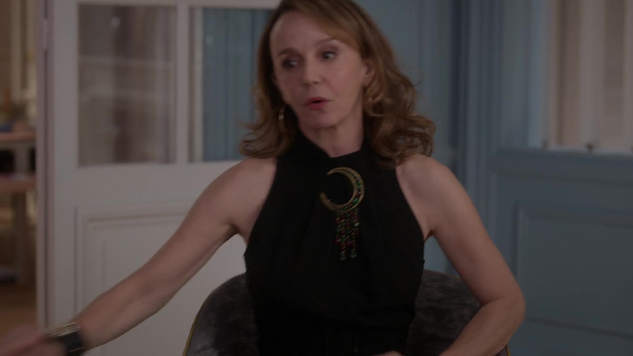 Emily_in_Paris_S01E09_An_American_Auction_in_Paris_720p_NF_WEB-DL_DDP5_1_x264-BTN_0054.jpg