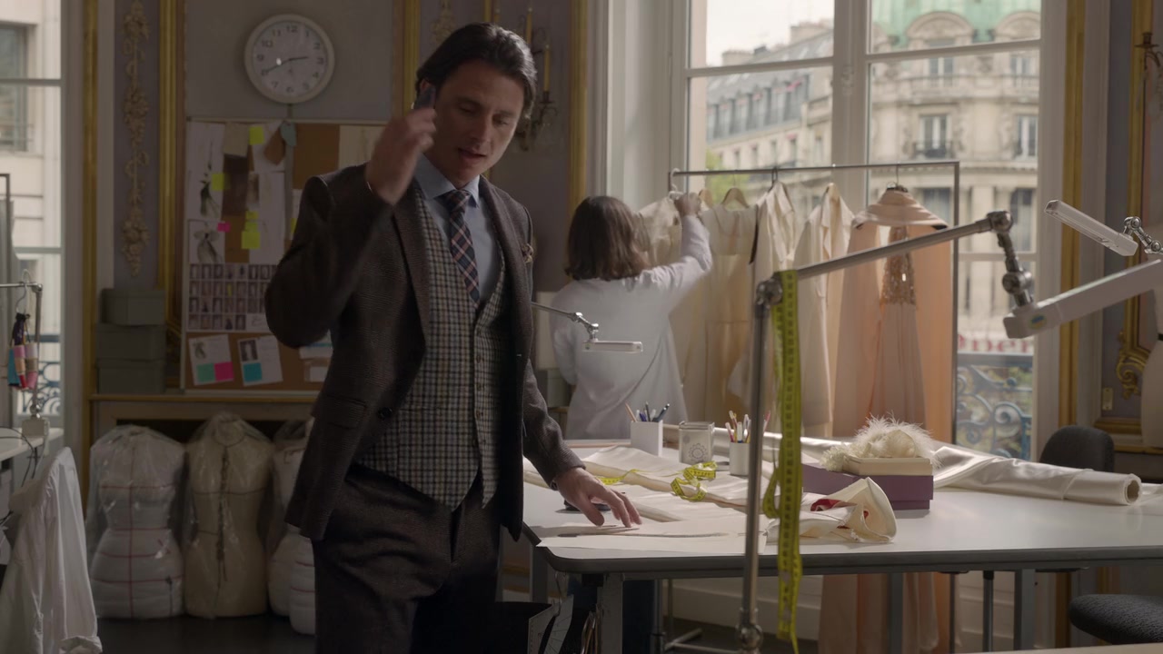 Emily_in_Paris_S01E09_An_American_Auction_in_Paris_720p_NF_WEB-DL_DDP5_1_x264-BTN_0170.jpg