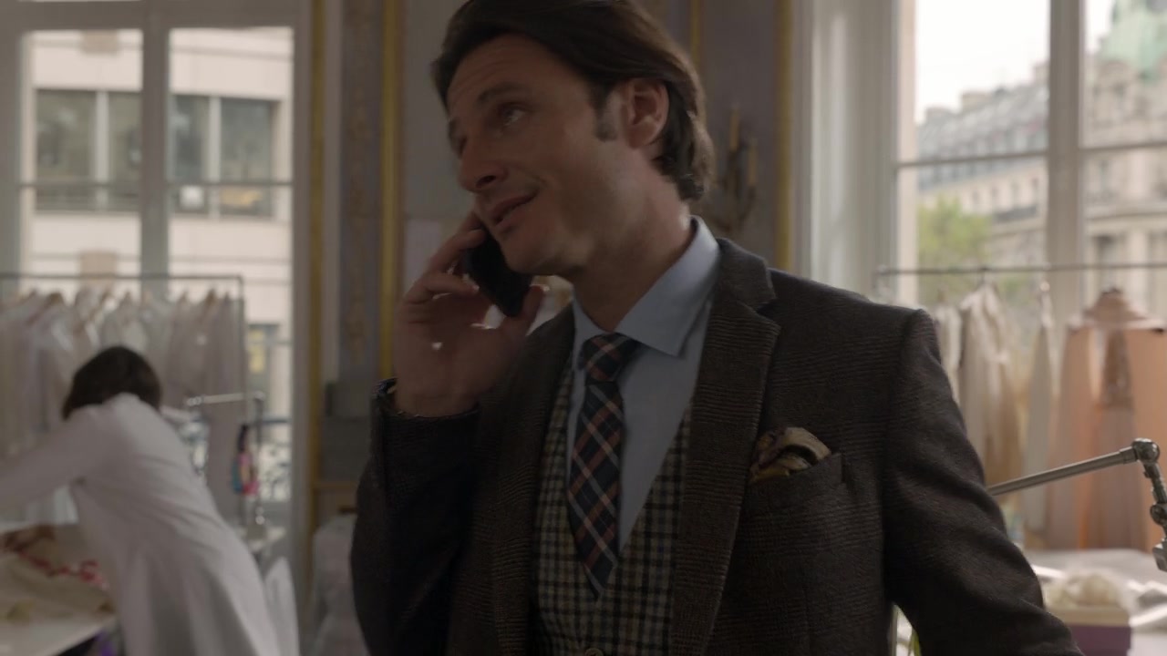 Emily_in_Paris_S01E09_An_American_Auction_in_Paris_720p_NF_WEB-DL_DDP5_1_x264-BTN_0181.jpg