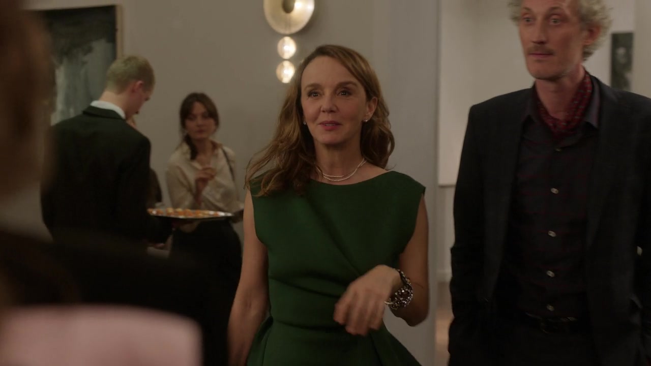 Emily_in_Paris_S01E09_An_American_Auction_in_Paris_720p_NF_WEB-DL_DDP5_1_x264-BTN_0198.jpg