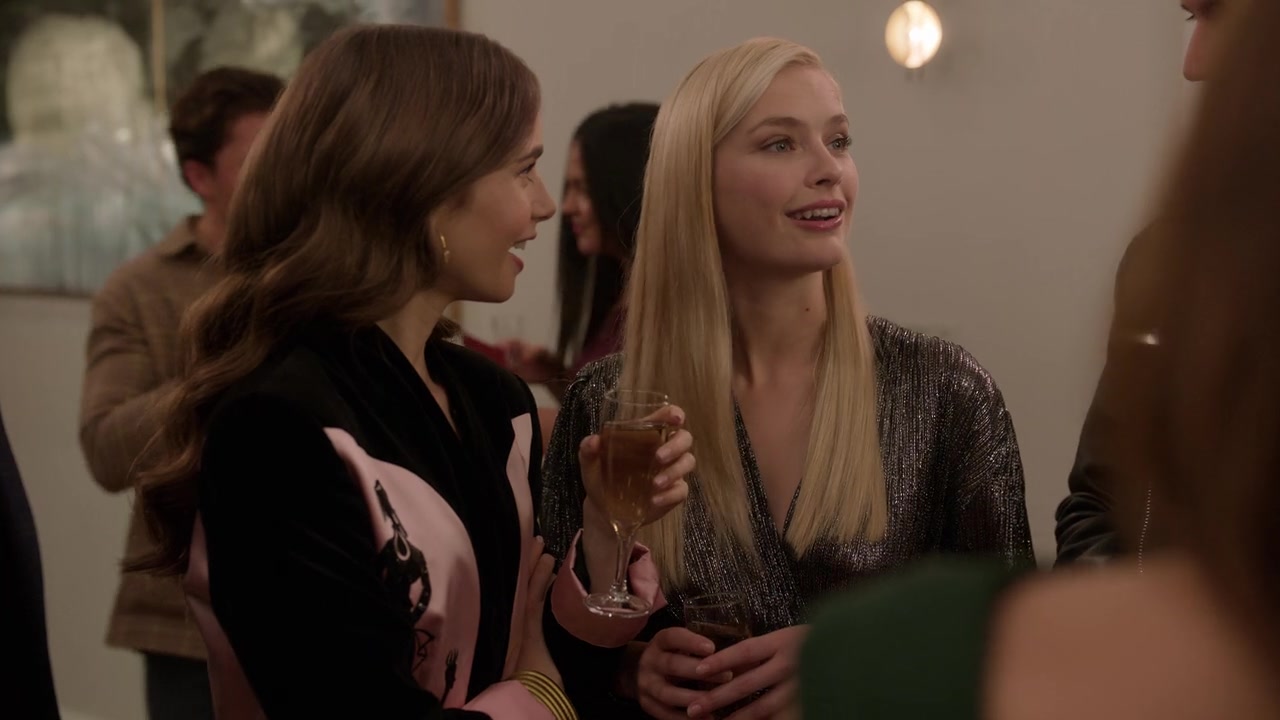 Emily_in_Paris_S01E09_An_American_Auction_in_Paris_720p_NF_WEB-DL_DDP5_1_x264-BTN_0220.jpg