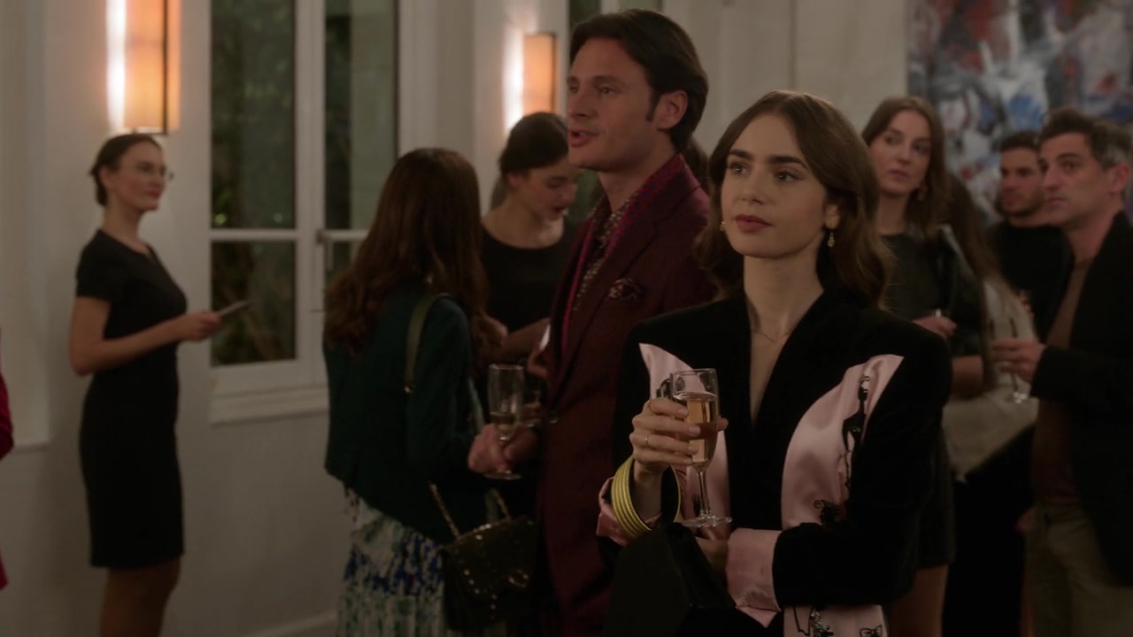 Emily_in_Paris_S01E09_An_American_Auction_in_Paris_720p_NF_WEB-DL_DDP5_1_x264-BTN_0229.jpg