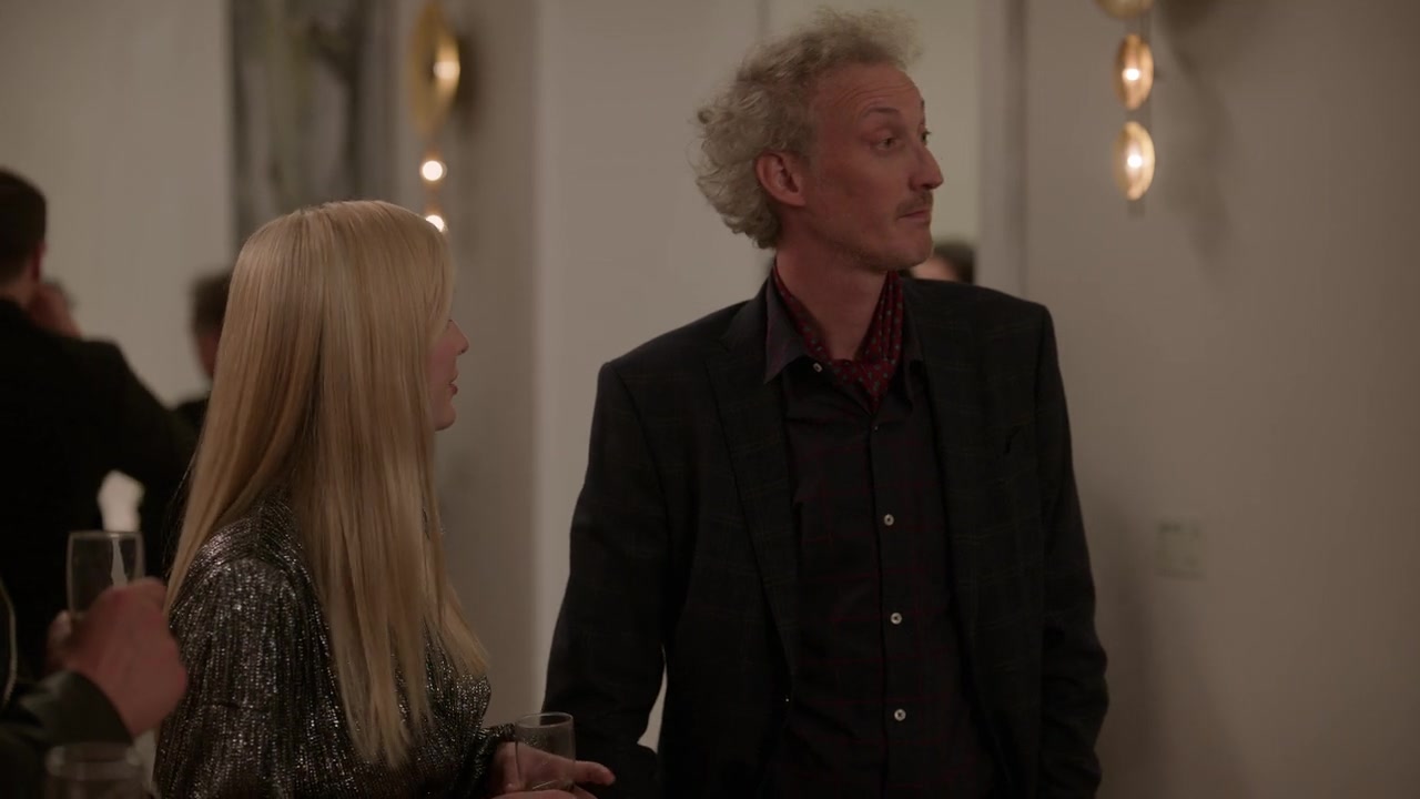 Emily_in_Paris_S01E09_An_American_Auction_in_Paris_720p_NF_WEB-DL_DDP5_1_x264-BTN_0237.jpg