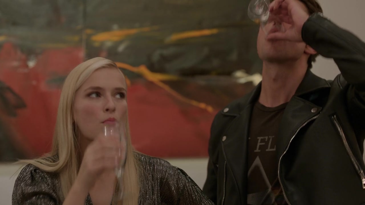 Emily_in_Paris_S01E09_An_American_Auction_in_Paris_720p_NF_WEB-DL_DDP5_1_x264-BTN_0318.jpg