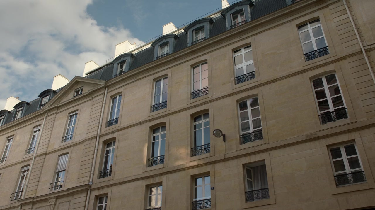 Emily_in_Paris_S01E09_An_American_Auction_in_Paris_720p_NF_WEB-DL_DDP5_1_x264-BTN_0431.jpg