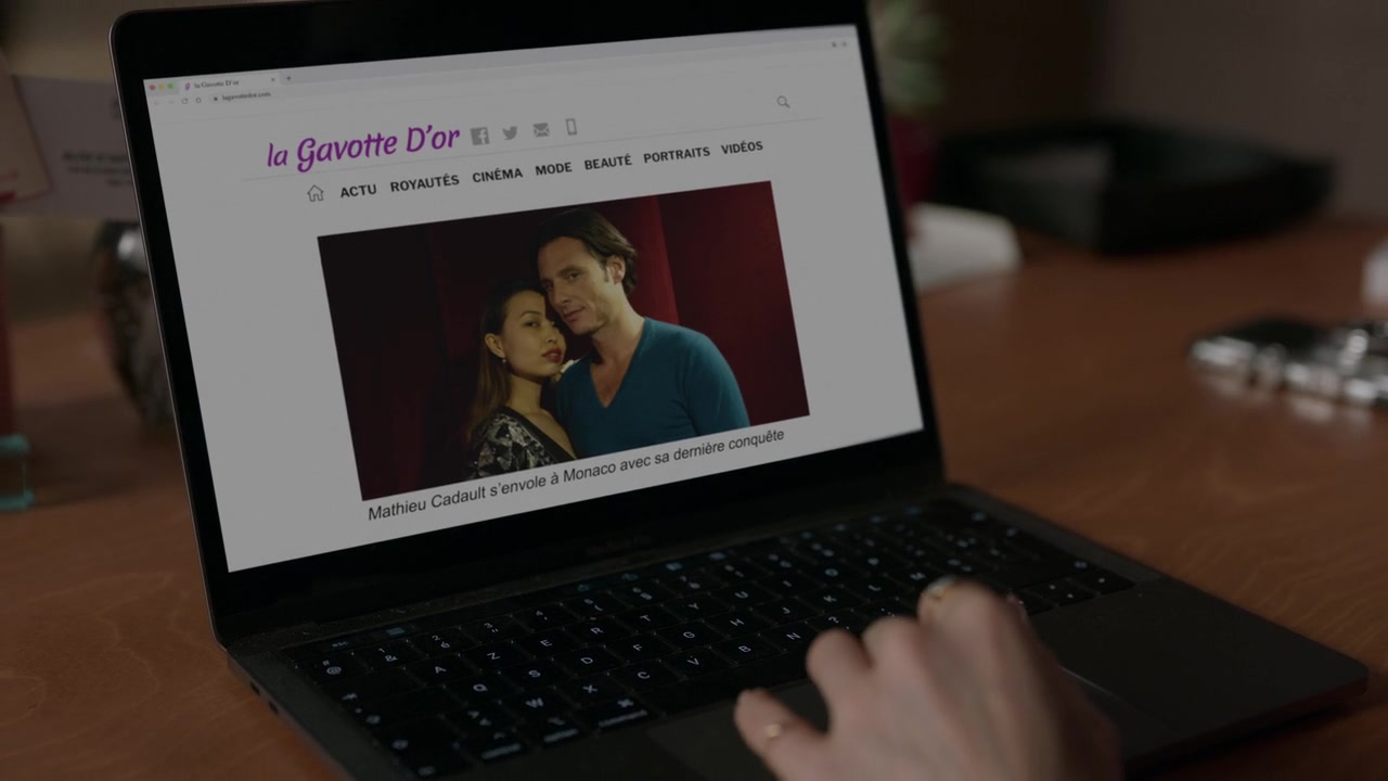 Emily_in_Paris_S01E09_An_American_Auction_in_Paris_720p_NF_WEB-DL_DDP5_1_x264-BTN_0435.jpg