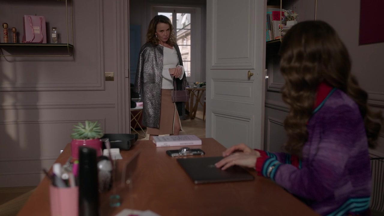 Emily_in_Paris_S01E09_An_American_Auction_in_Paris_720p_NF_WEB-DL_DDP5_1_x264-BTN_0443.jpg