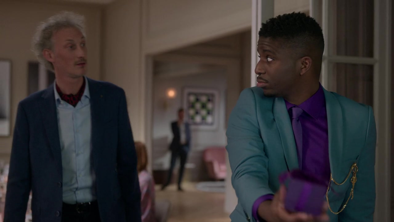 Emily_in_Paris_S01E09_An_American_Auction_in_Paris_720p_NF_WEB-DL_DDP5_1_x264-BTN_0487.jpg