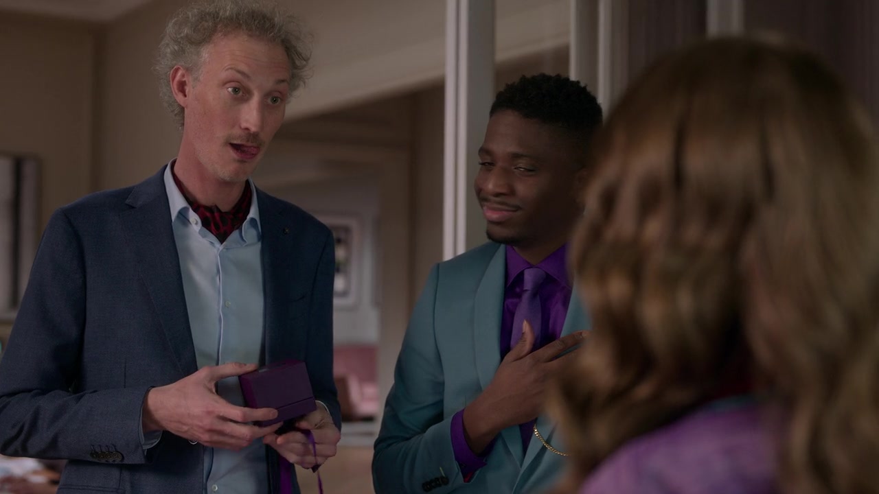Emily_in_Paris_S01E09_An_American_Auction_in_Paris_720p_NF_WEB-DL_DDP5_1_x264-BTN_0506.jpg
