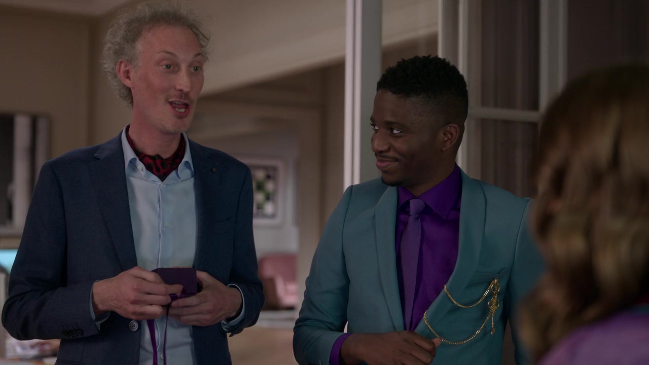 Emily_in_Paris_S01E09_An_American_Auction_in_Paris_720p_NF_WEB-DL_DDP5_1_x264-BTN_0508.jpg