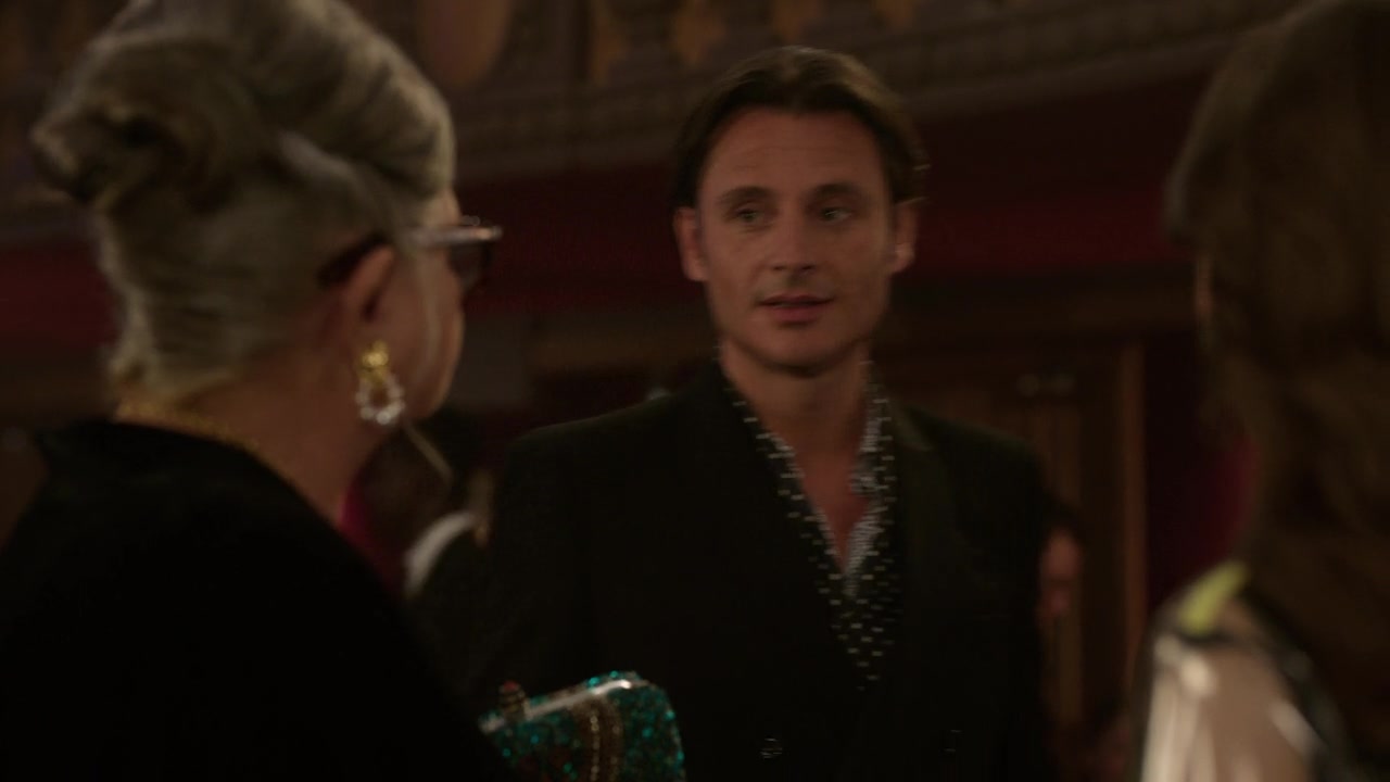 Emily_in_Paris_S01E09_An_American_Auction_in_Paris_720p_NF_WEB-DL_DDP5_1_x264-BTN_0613.jpg