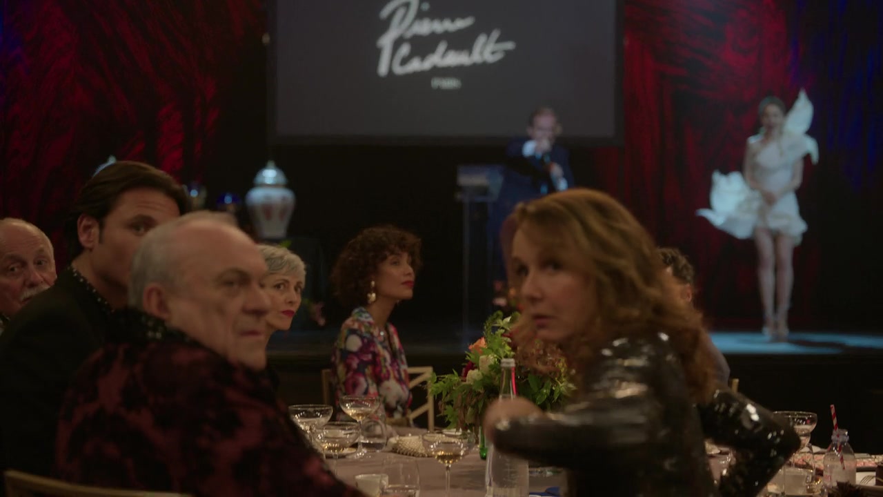 Emily_in_Paris_S01E09_An_American_Auction_in_Paris_720p_NF_WEB-DL_DDP5_1_x264-BTN_0701.jpg