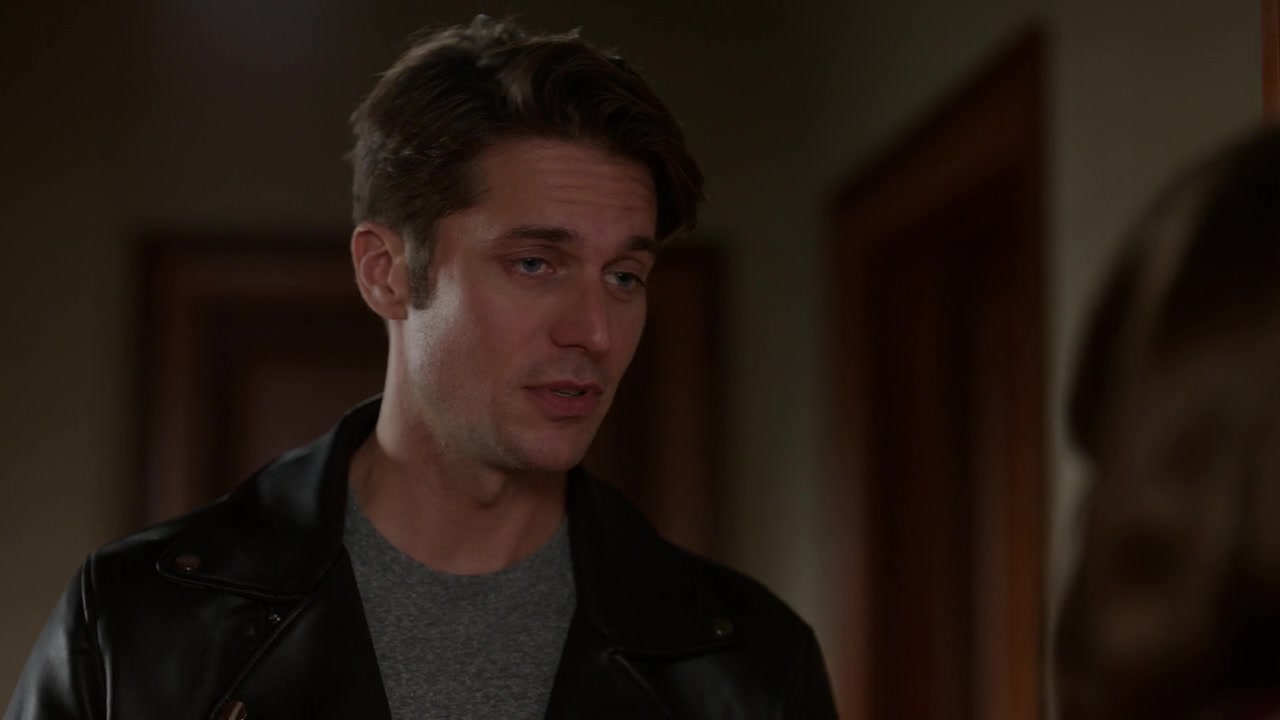 Emily_in_Paris_S01E09_An_American_Auction_in_Paris_720p_NF_WEB-DL_DDP5_1_x264-BTN_0784.jpg