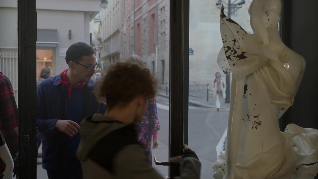 Emily_in_Paris_S01E09_An_American_Auction_in_Paris_720p_NF_WEB-DL_DDP5_1_x264-BTN_0867.jpg