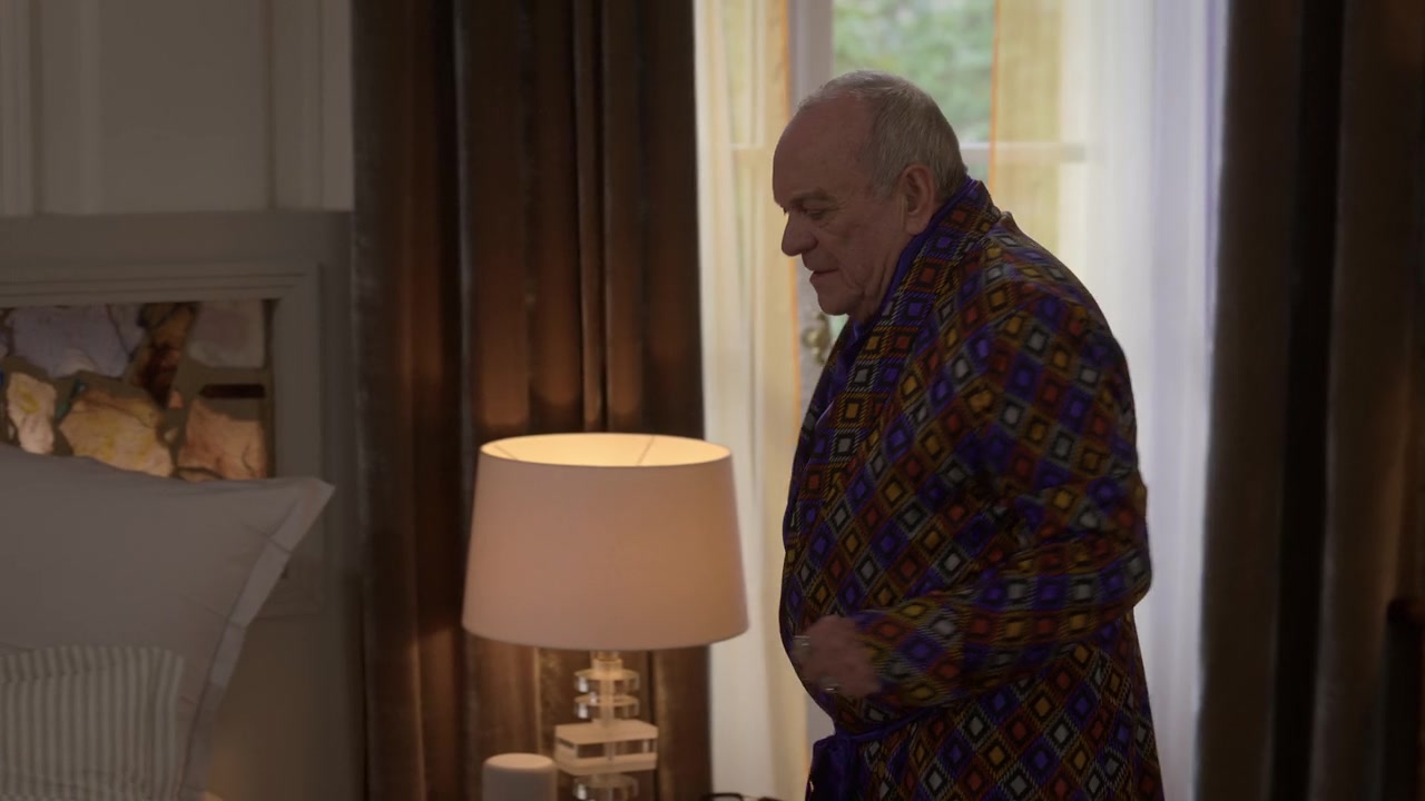 Emily_in_Paris_S01E09_An_American_Auction_in_Paris_720p_NF_WEB-DL_DDP5_1_x264-BTN_1034.jpg