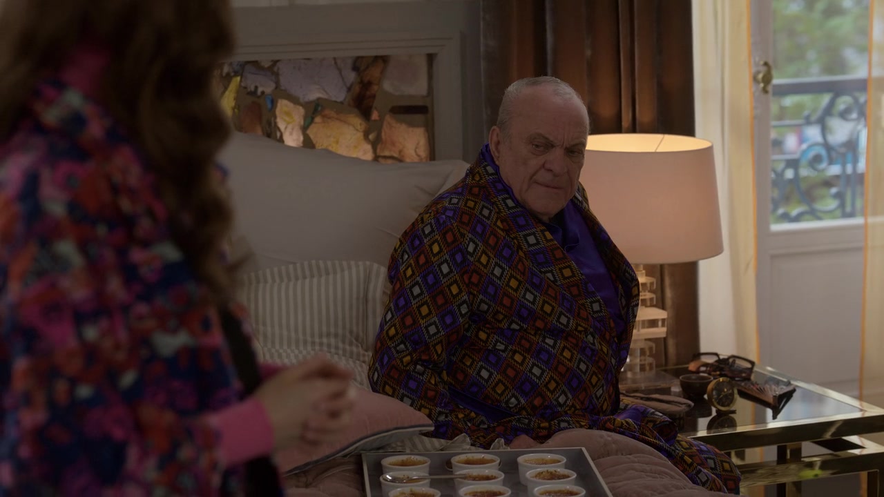 Emily_in_Paris_S01E09_An_American_Auction_in_Paris_720p_NF_WEB-DL_DDP5_1_x264-BTN_1037.jpg
