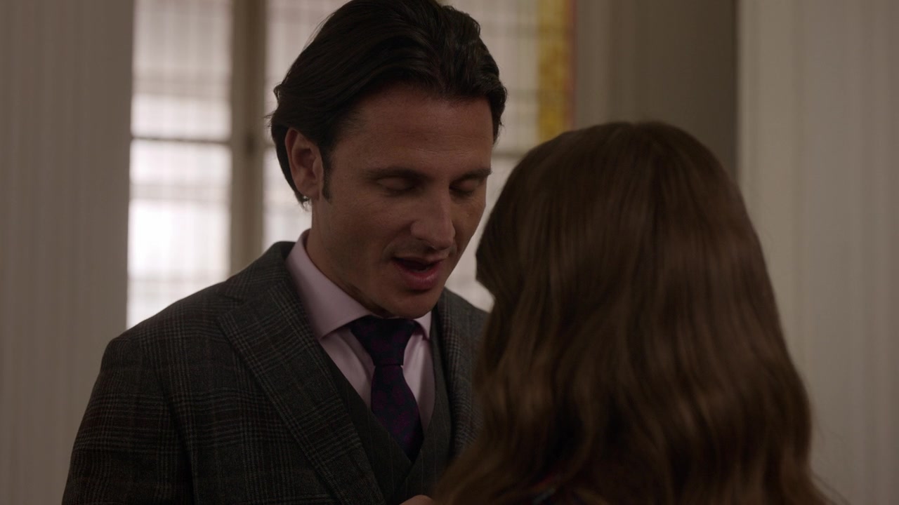 Emily_in_Paris_S01E09_An_American_Auction_in_Paris_720p_NF_WEB-DL_DDP5_1_x264-BTN_1071.jpg