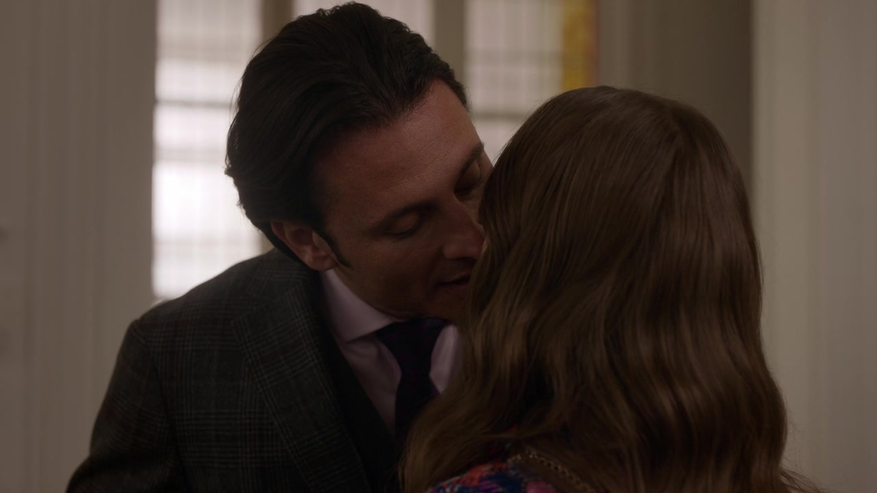 Emily_in_Paris_S01E09_An_American_Auction_in_Paris_720p_NF_WEB-DL_DDP5_1_x264-BTN_1089.jpg