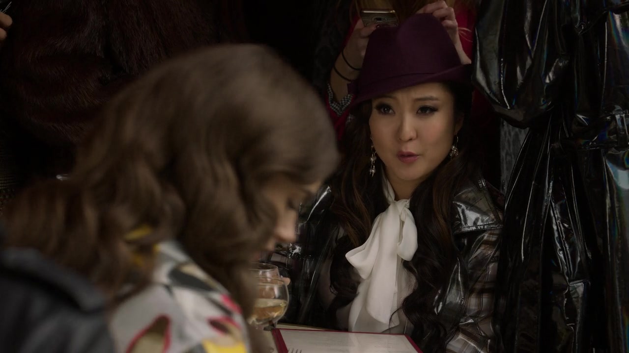 Emily_in_Paris_S01E10_Cancel_Couture_720p_NF_WEB-DL_DDP5_1_x264-BTN_0040.jpg