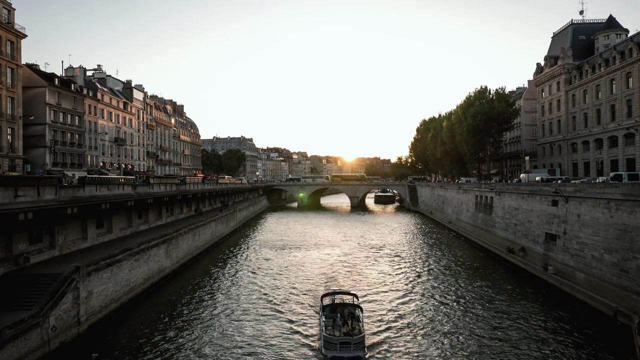 Emily_in_Paris_S01E10_Cancel_Couture_720p_NF_WEB-DL_DDP5_1_x264-BTN_0078.jpg